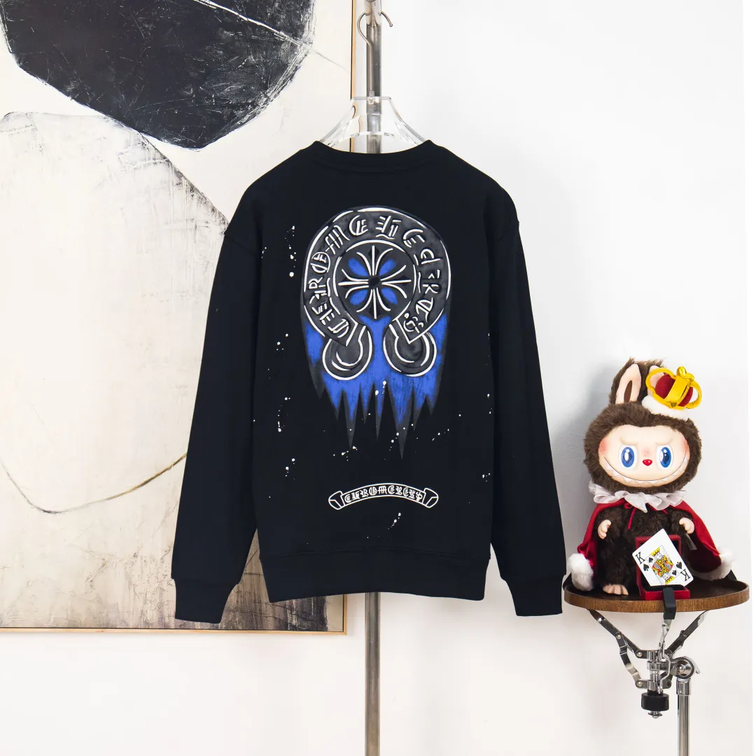 P280 zp version [exclusive supply] Chrome Hearts/Cro Heart 2025Fw new autumn and winter 420g pullover round neck long-sleeved sweatshirt CH horseshoe print Sanskrit graffiti letter logo embossing process same style for men and women brand classic pure cotton fabric official synchronization high version high quality fashion personality versatile trend pure original quality original fabric hangtag collar label washed wheat three labels complete Color: black white Size: XS S M L No.: YK10715